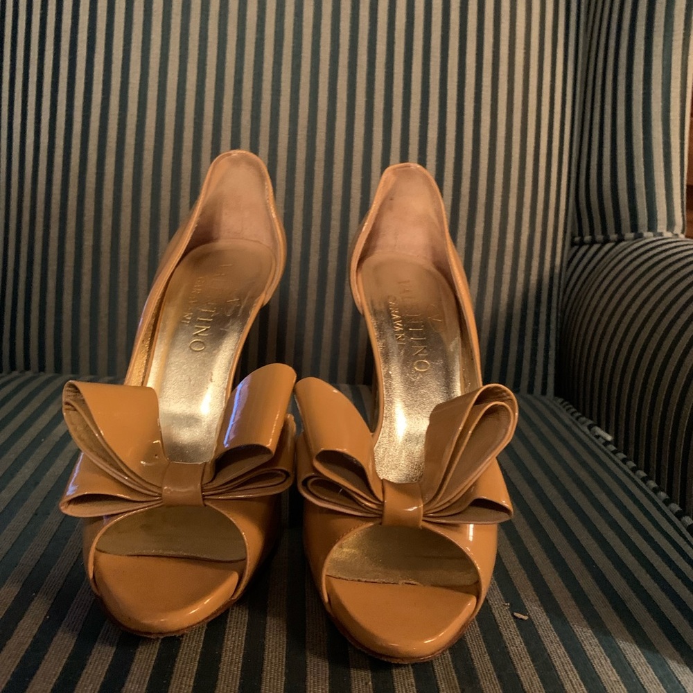 Authentic Valentino size 37 tan heels